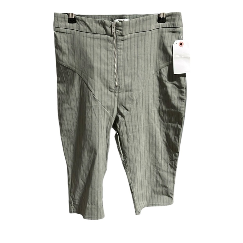 #2823 NWT TOP SHOP Pinstriped Walking Shorts
